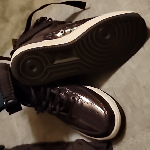 Nike shoes with matching Nike bag - Picture 4 of 8